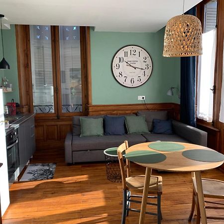 A Deux Pas De La Gare, La Maison Rouge Albertville Bagian luar foto