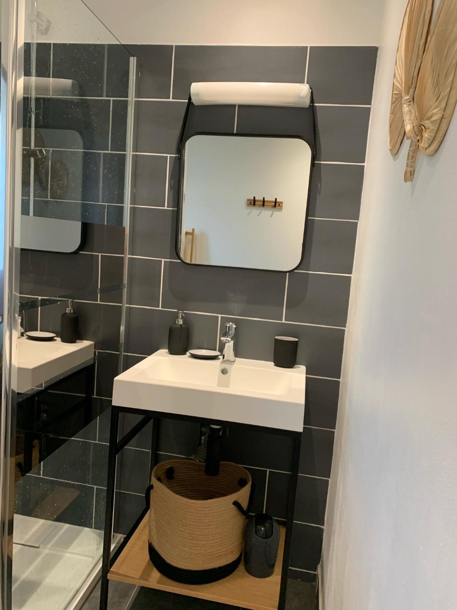 A Deux Pas De La Gare, La Maison Rouge Albertville Bagian luar foto
