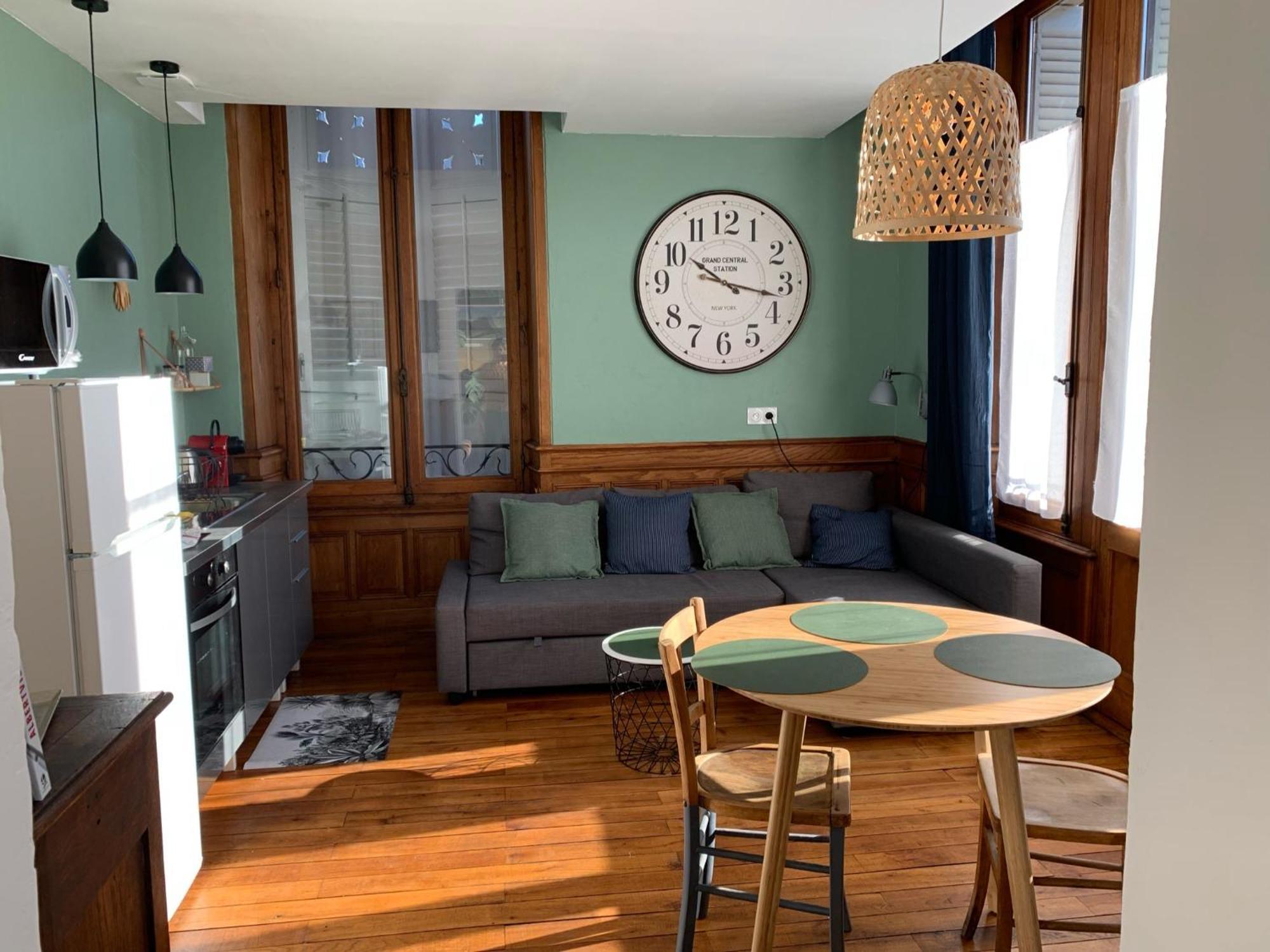 A Deux Pas De La Gare, La Maison Rouge Albertville Bagian luar foto